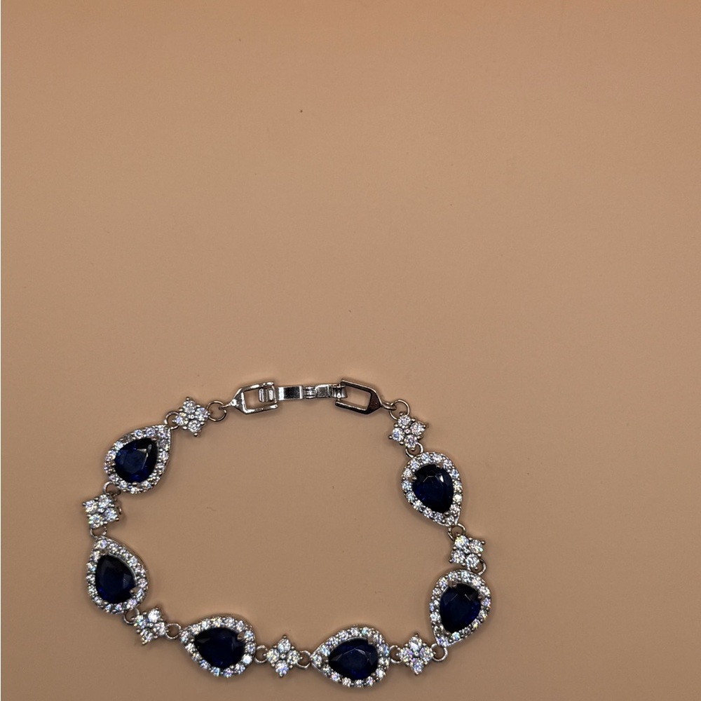 Chic Teardrop Bracelet with Blue and Silver Accents - Picture 4 of 5